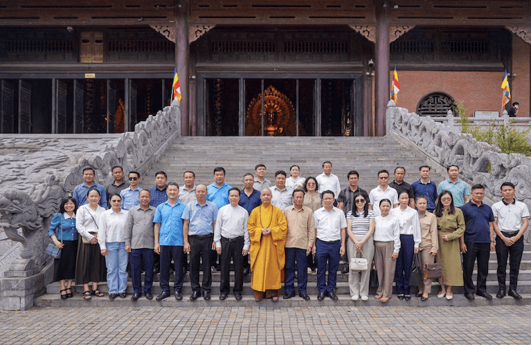 ĐOÀN ĐẠI BIỂU CẤP CAO LÀO THĂM VÀ LỄ PHẬT TẠI CHÙA BÁI ĐÍNH